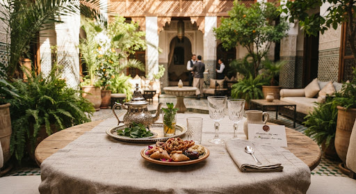 Table dressée dans le patio verdoyant du riad